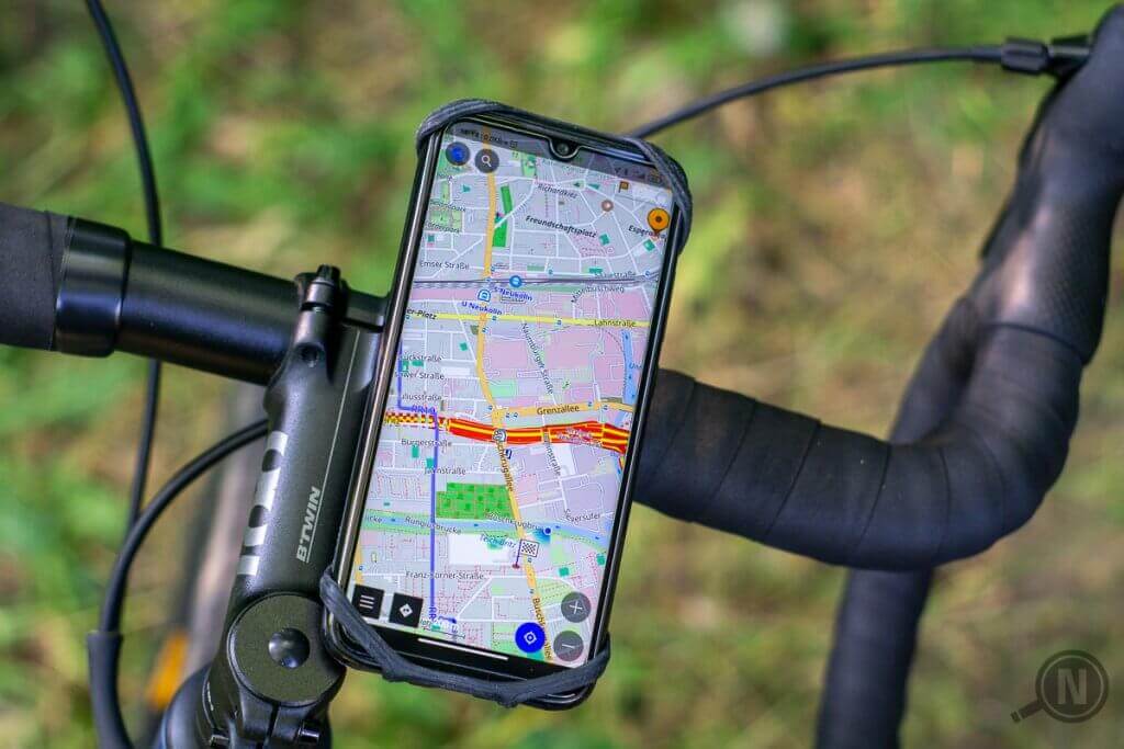 If the size of the smartphone fits the holder, nothing stands in the way of its use as a navigation device.
