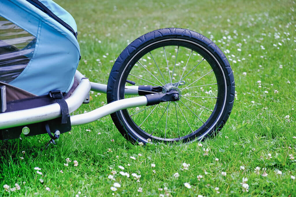 Child bicycle trailer with large front wheel