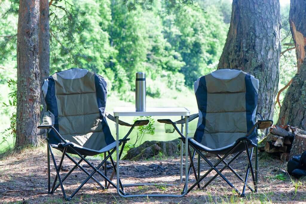 camping_chairs_with_high_backrests_in_forest