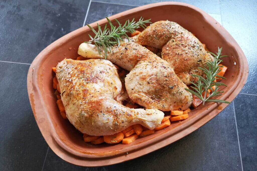 three chickens in roman pot