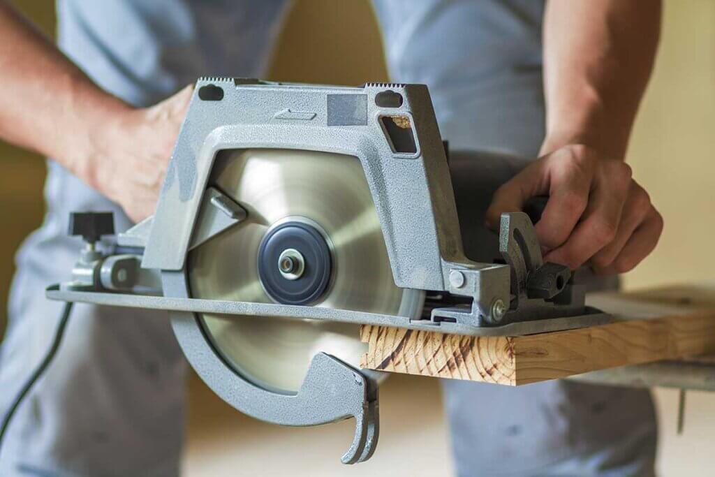 A hand-held circular saw with saw blade guard (top) and pendulum bonnet (bottom) prevents serious injuries.
