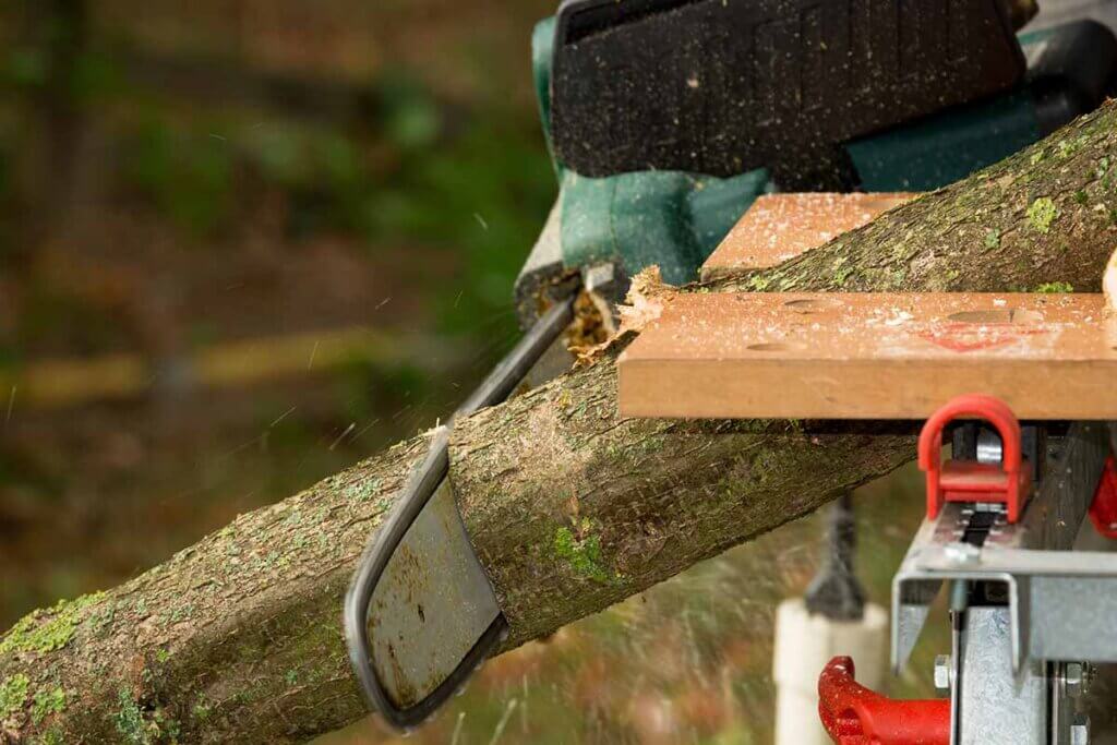 close up electric chainsaw cutting