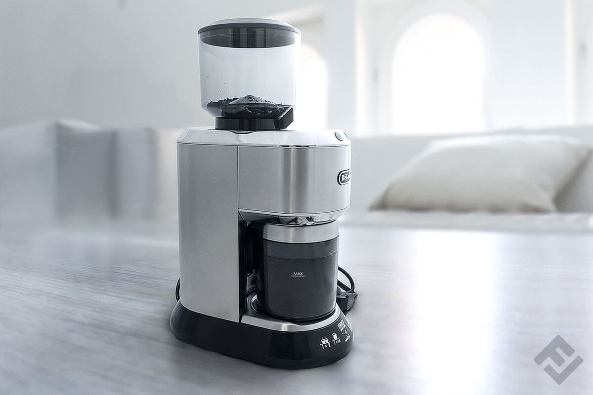 Lateral view of De'Longhi electric coffee grinder on a table