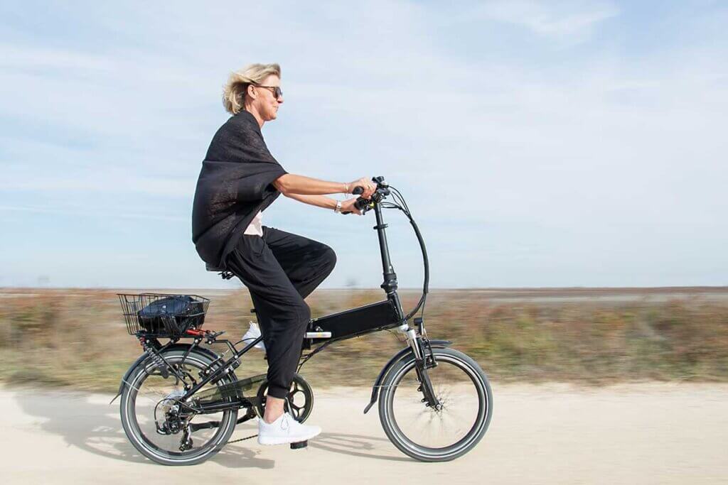 woman_riding_folding_e_bike_on_beach