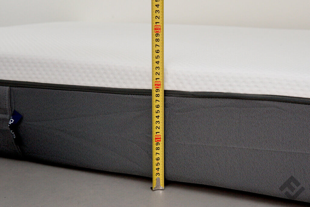 Tape measure held against a Emma mattress