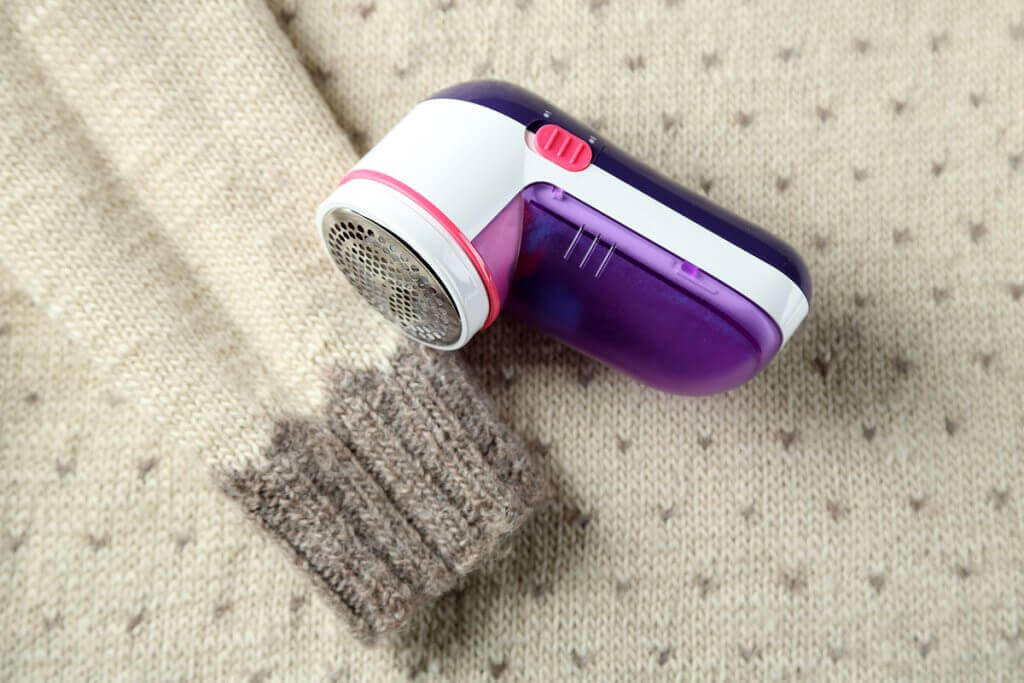 The razor blades are located behind the protective cover.