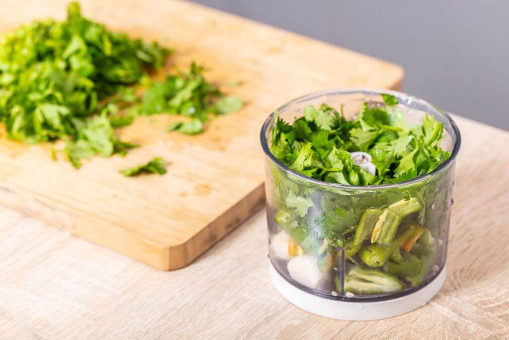 In a transparent container you can see whether your ingredients are already sufficiently chopped.
