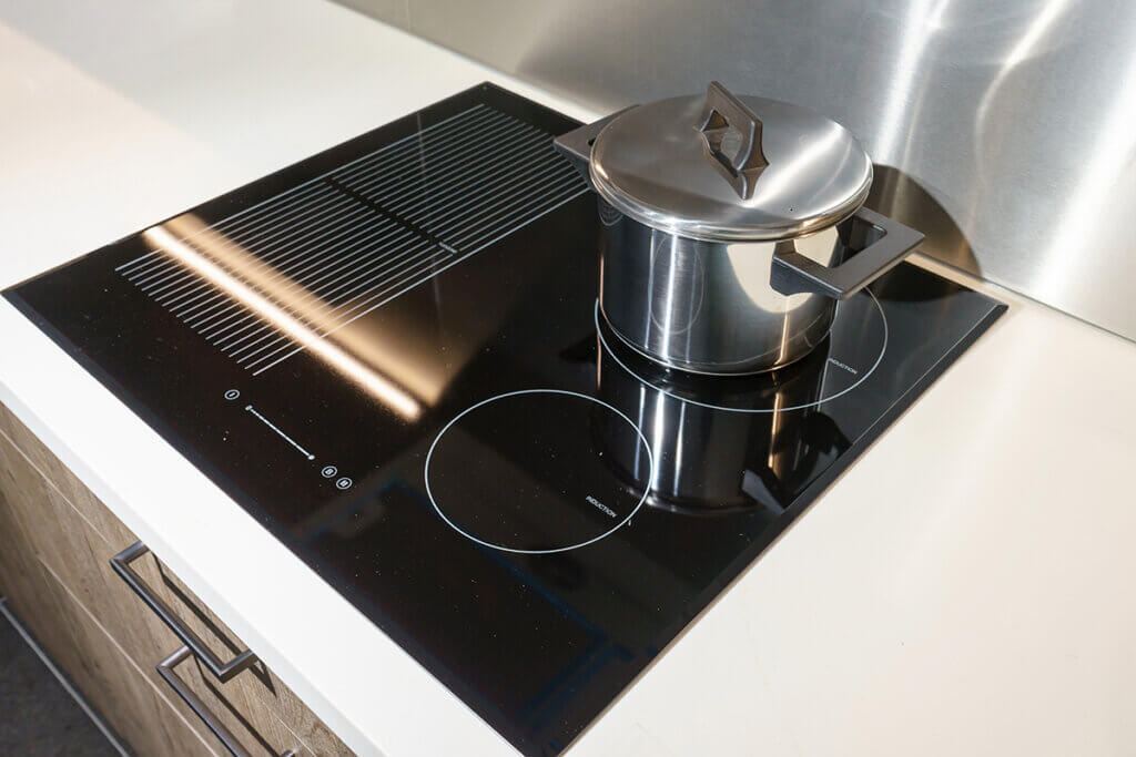 Induction cooktop with flex zone