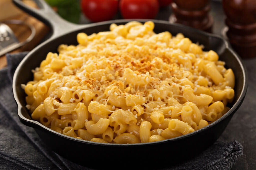 pan with maccaroni and cheese