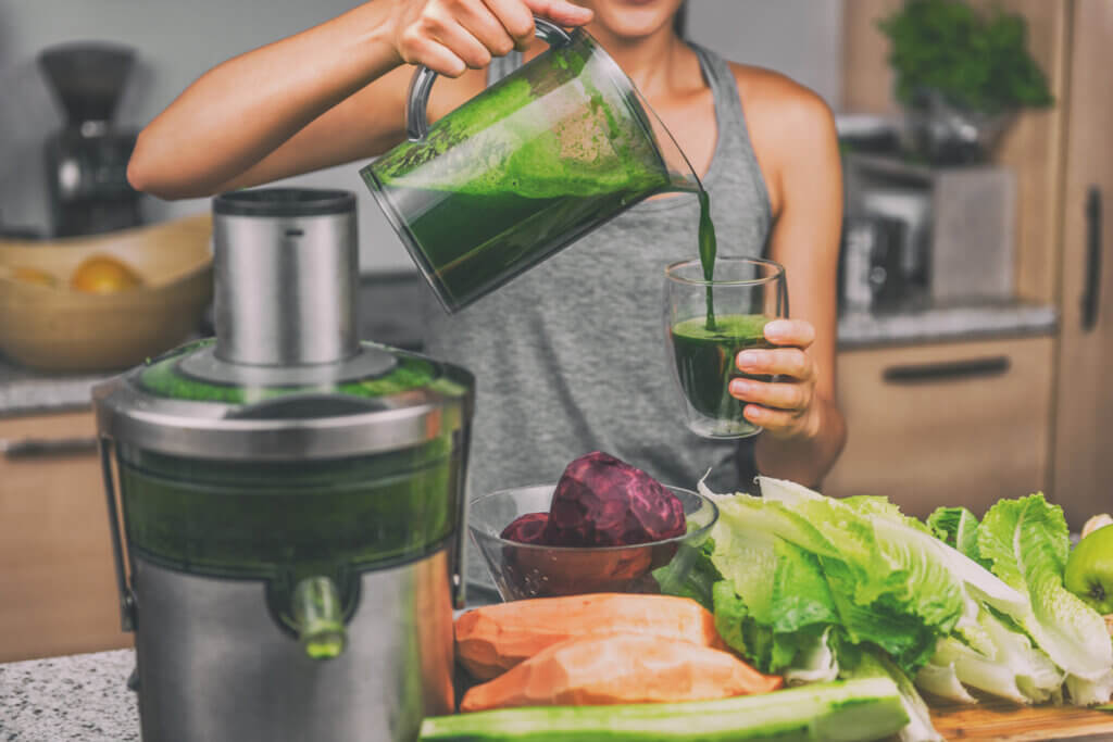 woman filling juice in glass