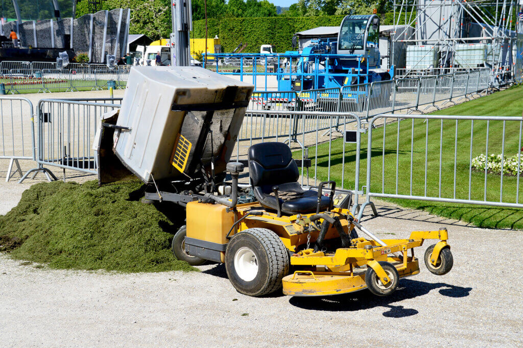 Large lawn tractor with automatic emptying system