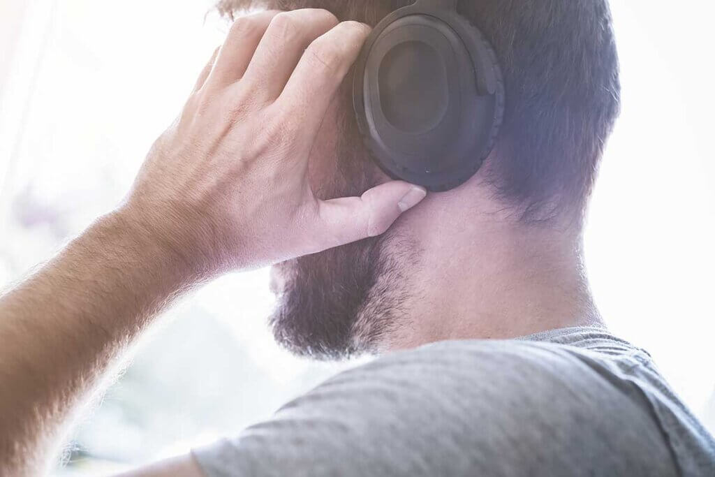 Over-ear headphones: the right choice for every music lover