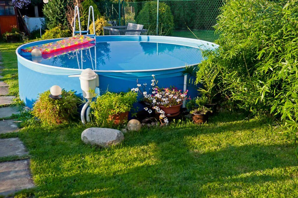 Pool mit Pool-Pumpe im Garten