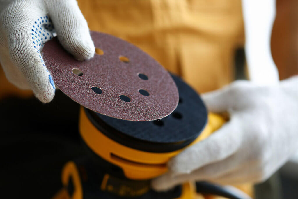 Orbital sander Replacing the sanding disc