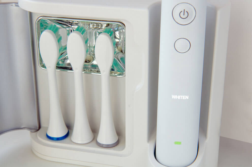 Convenient hygiene: Park the brush heads in the UV disinfection station for cleaning.

