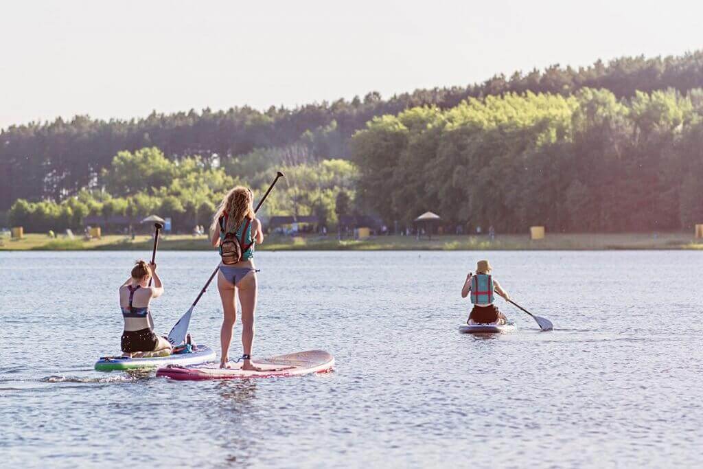 Stand-up paddling is one of the most popular leisure activities among young and old in recent years.
