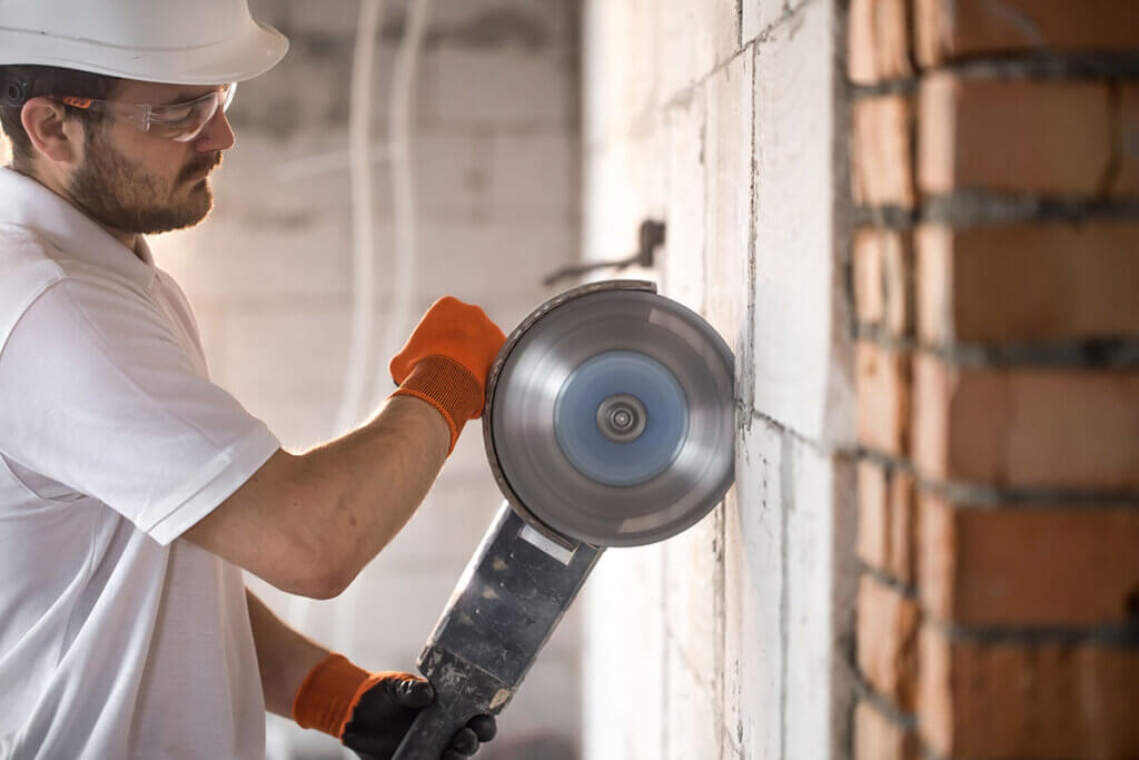 Milling cutter saws into wall