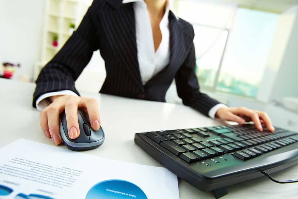 woman in the office uses a wireless mouse